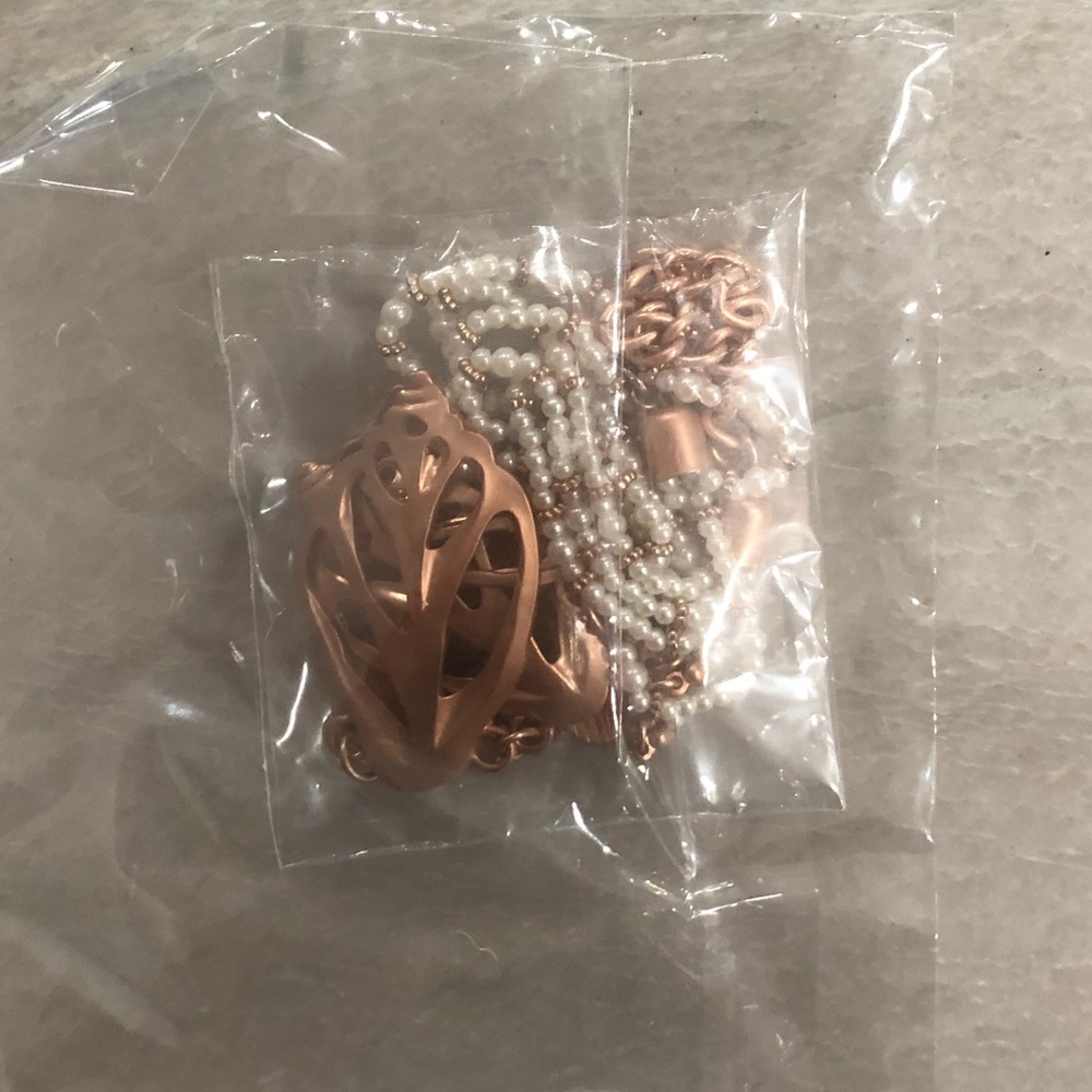 Rose gold Sherlock necklace with pearls